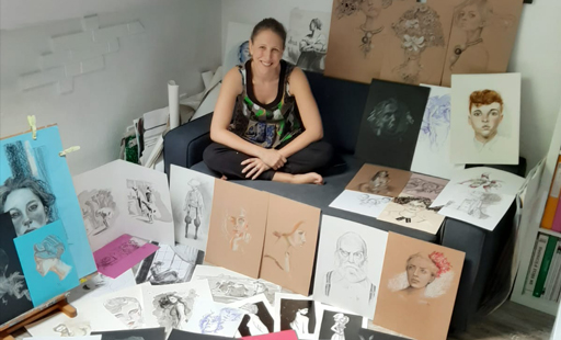 Priscilla Seiller, entourée des dessins de l'exposition Un Jour Un Dessin